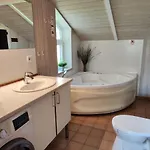 Сasa de vacaciones 6 Personen Mit Sauna, Whirlpool, Kaminofen Und Kanu In 2. Rheie Zum In *