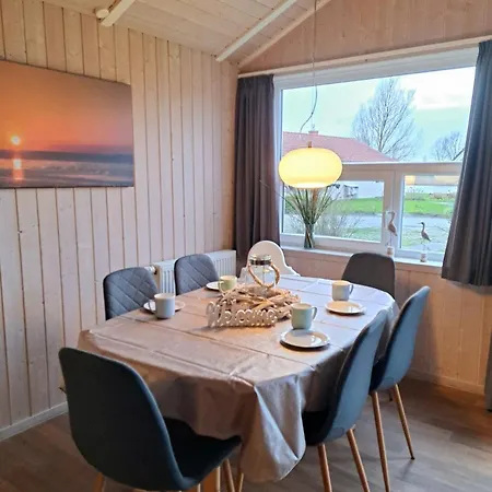 6 Personen Mit Sauna, Whirlpool, Kaminofen Und Kanu In 2. Rheie Zum In Ferienhaus